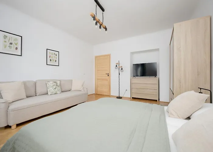 Spacious Apartment For 6 People Near The Old Town By Noclegi Renters